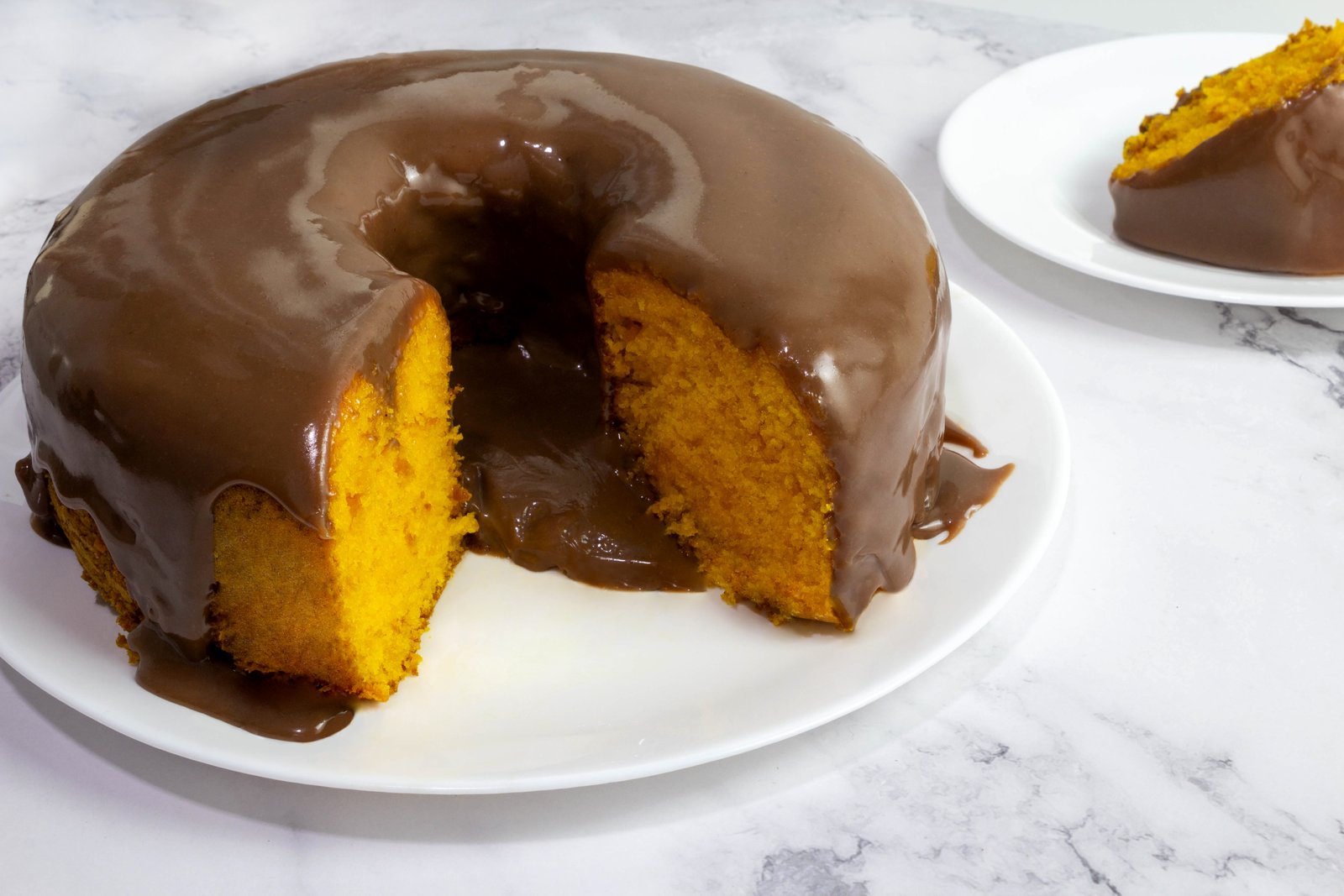 Bolo de cenoura com cobertura cremosa de brigadeiro