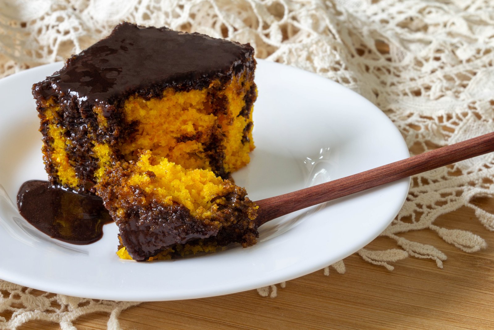 Fatia de bolo de cenoura com cobertura de brigadeiro