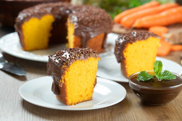 Fatia de bolo de cenoura com cobertura de brigadeiro e granulado