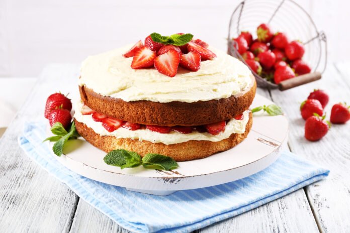 Bolo Naked Cake de Morango com Chantilly e decoração de morangos frescos.