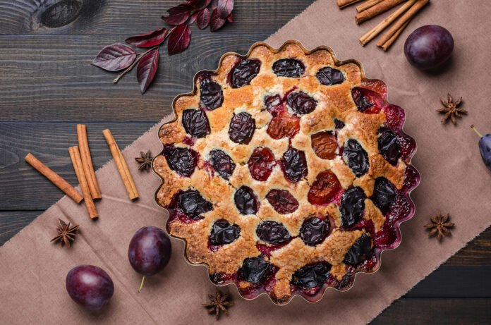 Bolo de ameixa com especiarias sem açúcar em uma forma decorativa com canela e anis estrelado.