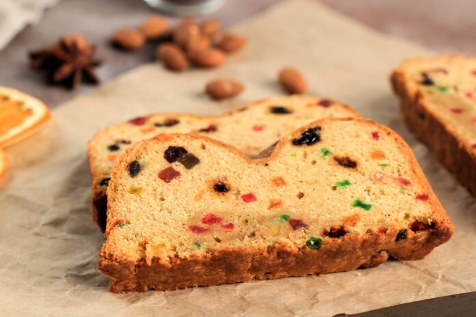 Fatias de bolo de amêndoas com frutas secas, exibindo textura macia e colorida, perfeitas para lanches ou ocasiões especiais.