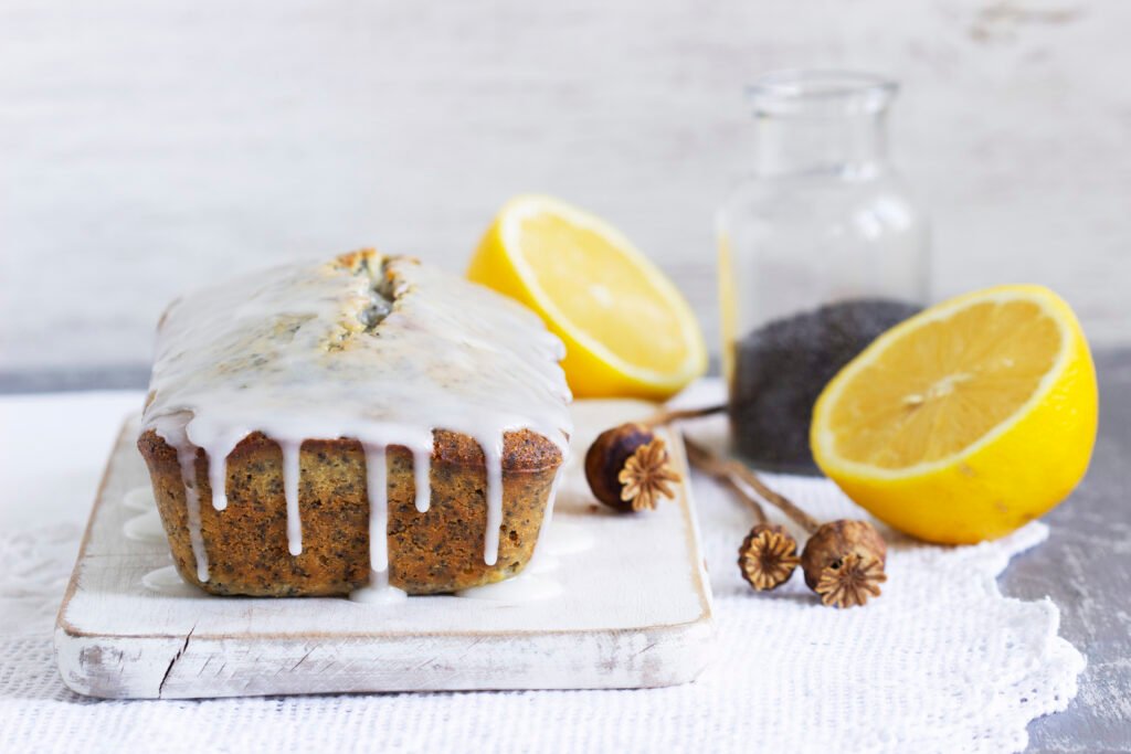 Bolo de limão com gengibre vegano decorado com glacê.