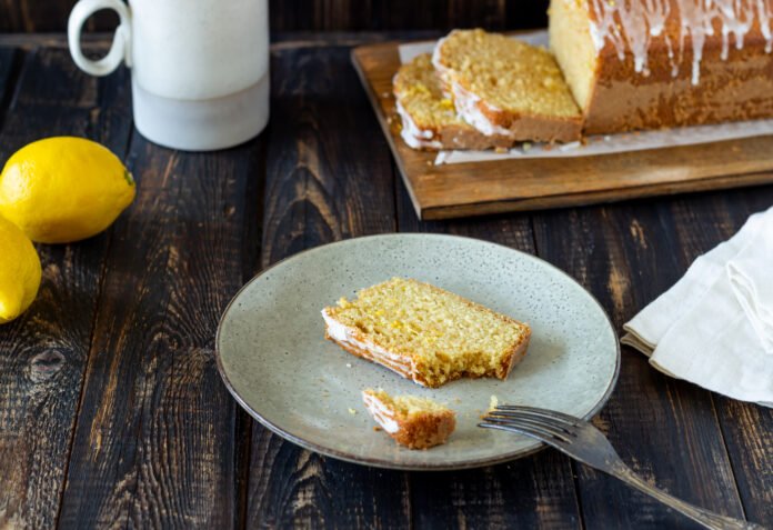 Fatia de bolo de limão com gengibre vegano em um prato rústico.