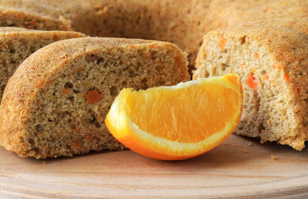 Fatias de bolo de laranja diet com uma fatia de laranja fresca.