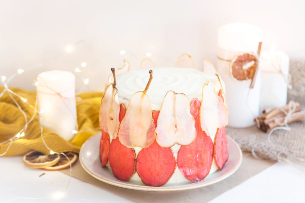 Maravilhoso bolo de frutas tropicais decorado com fatias de frutas desidratadas e cobertura de marshmallow.